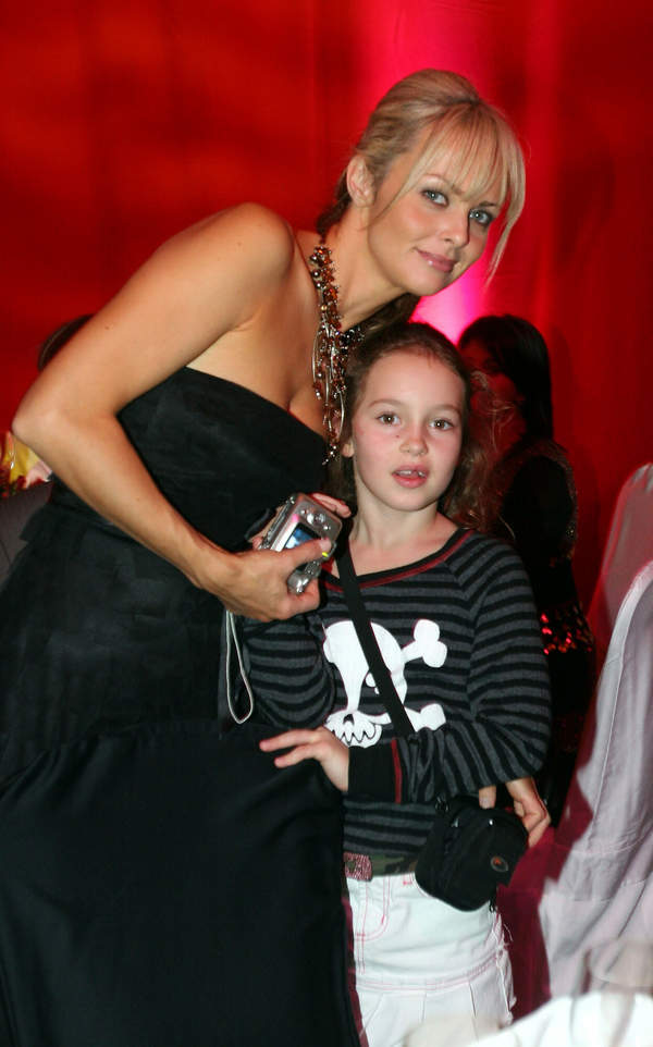 Izabella Scorupco z córką Julią, 2004 rok