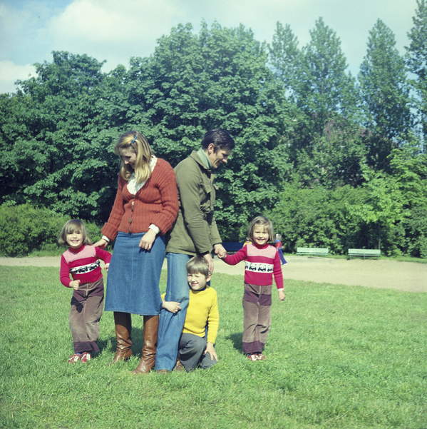 Jan Englert, Barbara Sołtysik z dziećmi, córkami i synem, Warszawa 10.05.1977.