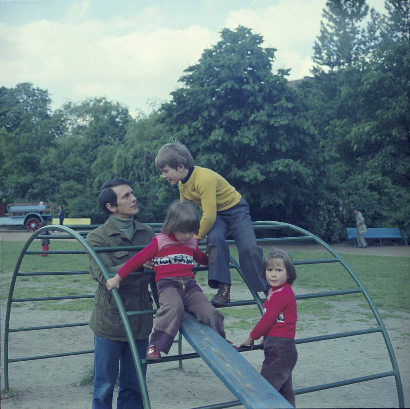 Jan Englert, Tomasz Englert, siostry, 1977