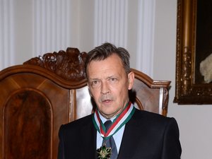 Jan Frycz w czarnym garniturze w Ministerstwie Kultury
