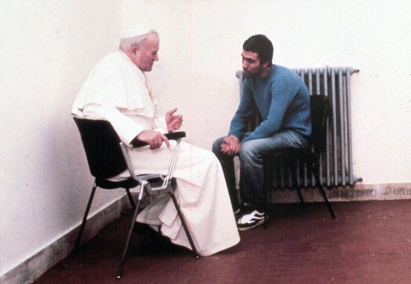 Jan Paweł II rozmawia z Ali Agca
