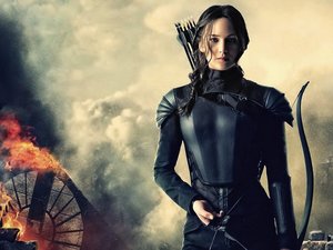 Jennifer Lawrence z łukiem stoi na zgliszczach Kapitolu