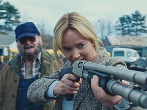 Jennifer Lawrence ze strzelbą w filmie Joy
