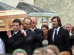 Jim Carrey płacze na pogrzebie Cathriony White