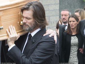 Jim Carrey płacze na pogrzebie swojej dziewczyny