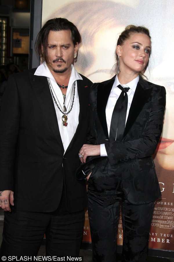 Johnny Depp i Amber Heard w czarnych garniturach i białych koszulach