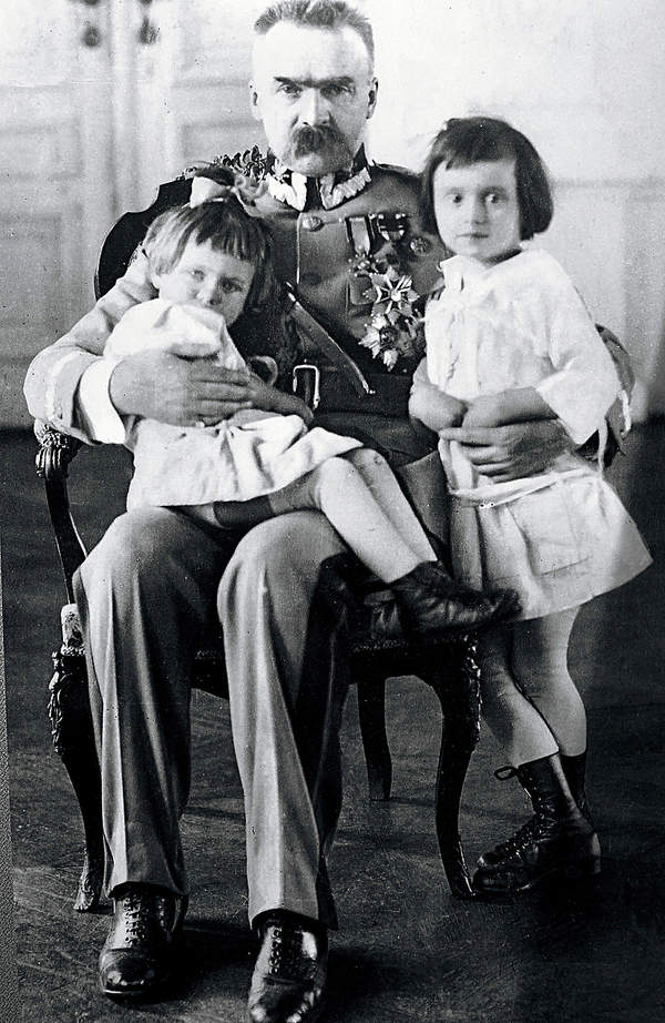 Józef Piłsudski z córkami, Jadwigą i Wandą