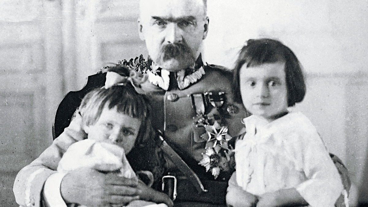 Józef Piłsudski z córkami, Jadwigą i Wandą
