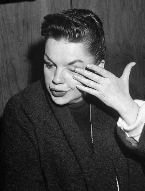 Judy Garland — najbardziej nieszczęśliwa gwiazda Hollywood. Jej życie było jak zbyt mocny koktajl