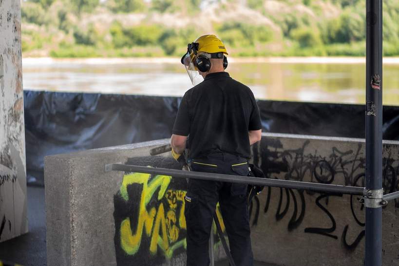 Karcher czyści grafitti w Warszawie nad Wisłą