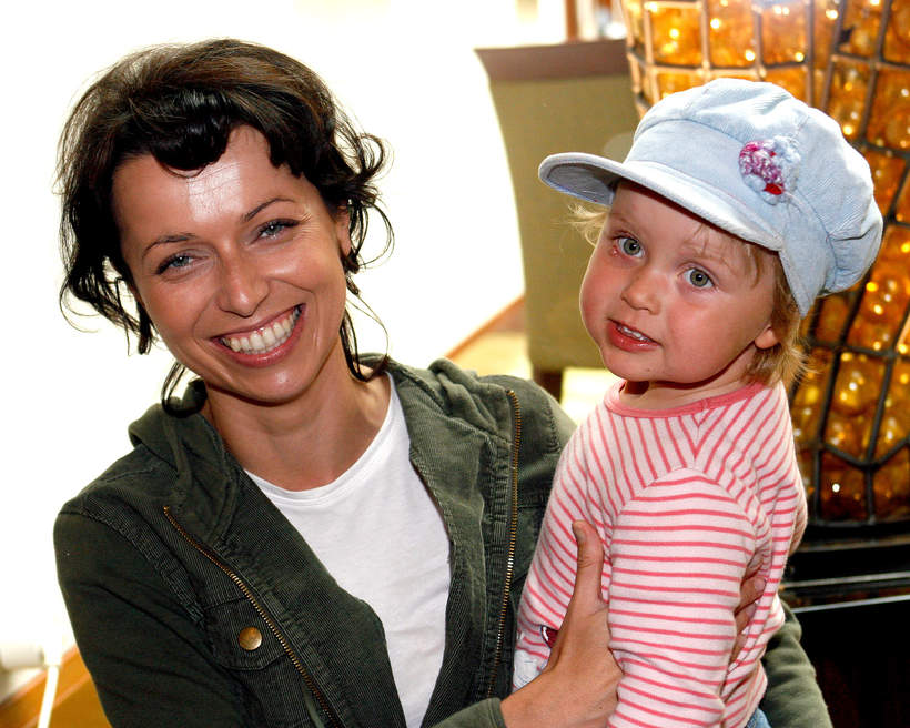 Katarzyna Pakosińska z córką, 2006 rok