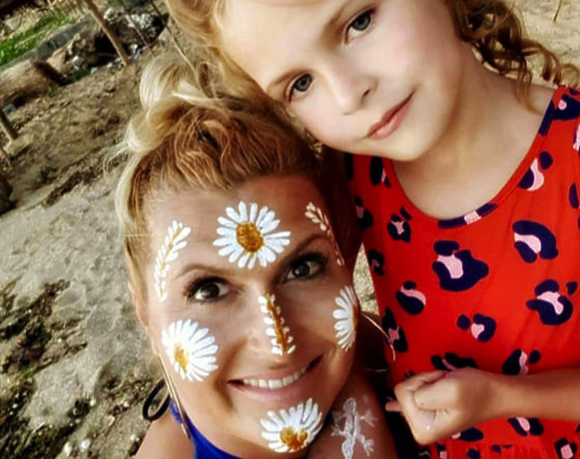 Katarzyna Skrzynecka z córką na wakacjach