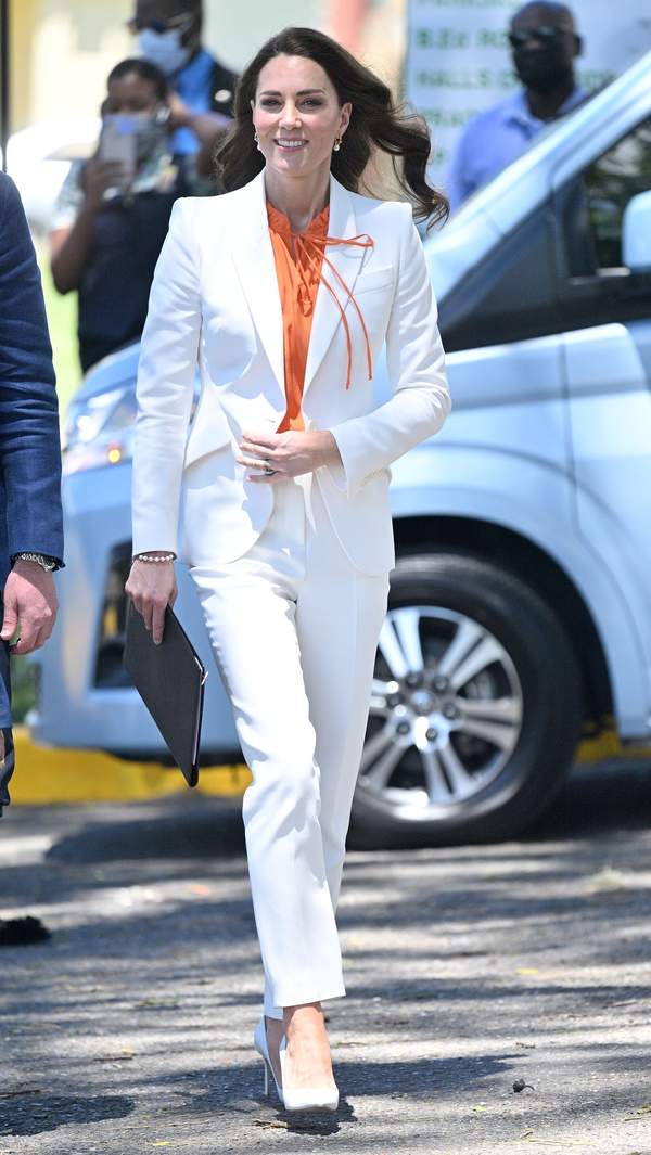 Kate Middleton biały granitur Alexander McQueen