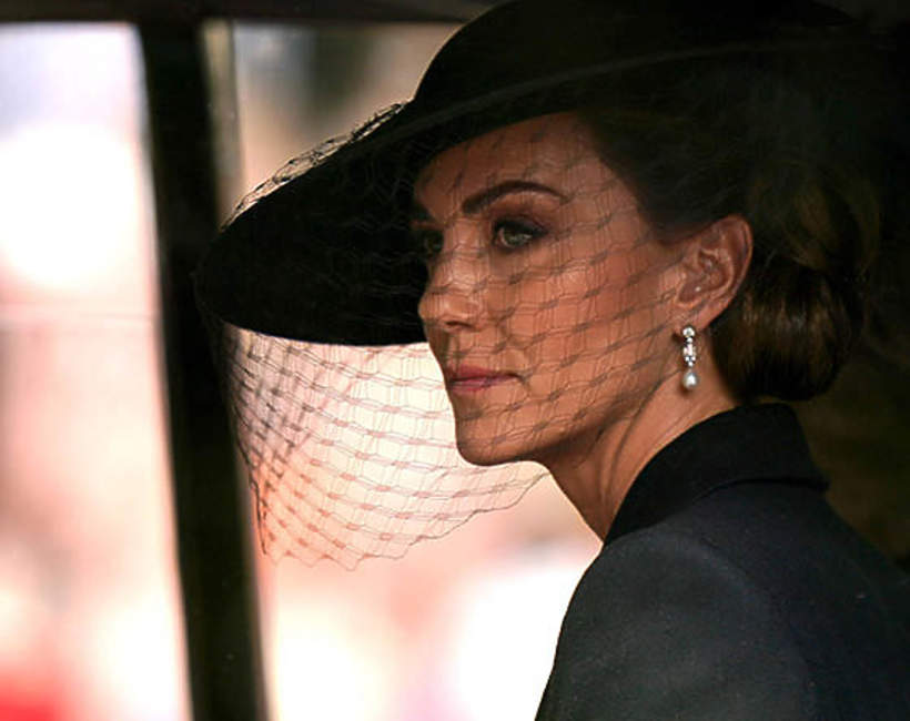Kate na pogrzebie w perłach