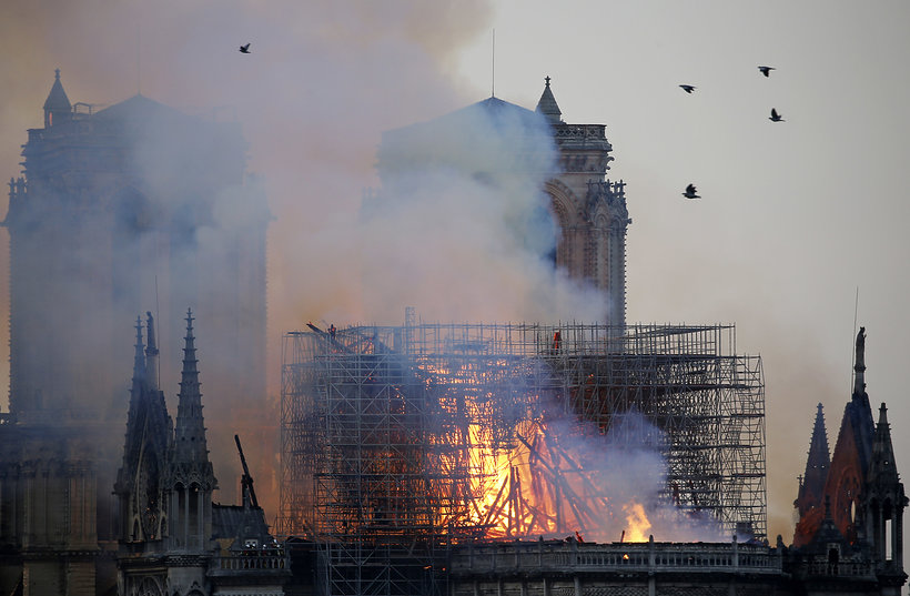 Katedra Notre Dame płonie