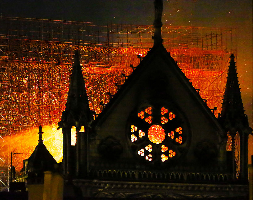 Katedra Notre Dame płonie