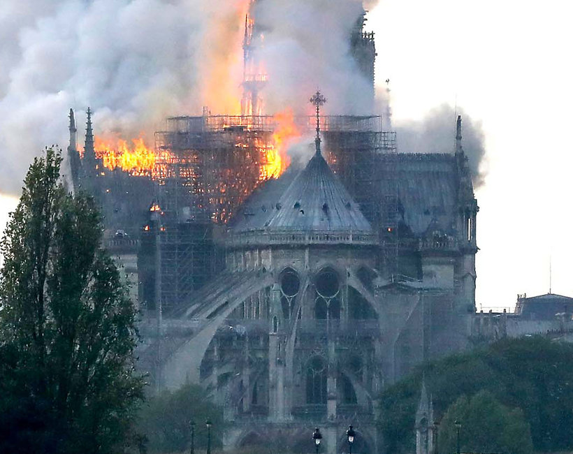 Katerda Notre Dame płonie