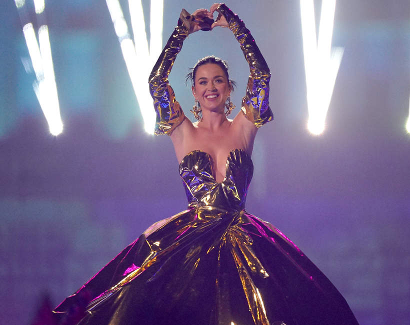 Katy Perry koncert koronacyjny suknia