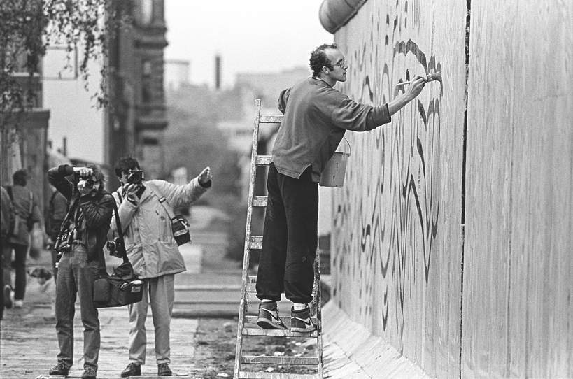 Keith Haring podczas pracy w Zachodnim Berlinie w 1986 roku