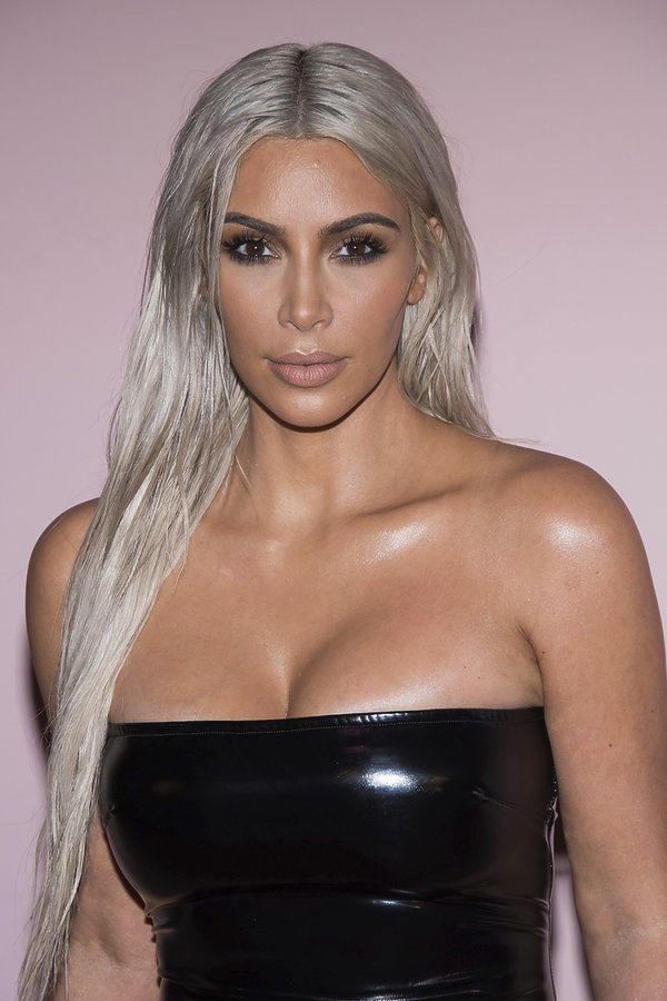 Kim Kardashian w jasnych włosach i lateksowej czarnej sukience