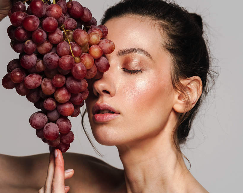  kobieta z fioletowymi winogronami