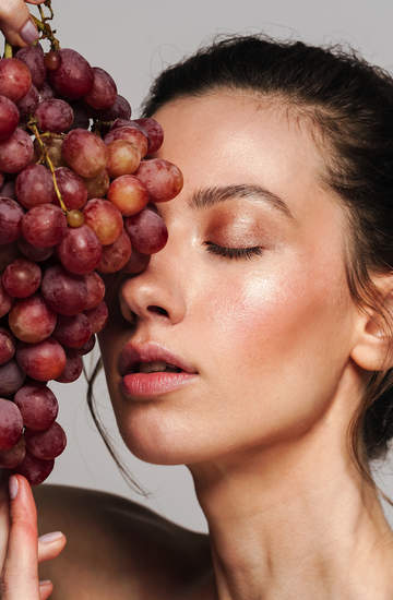  kobieta z fioletowymi winogronami