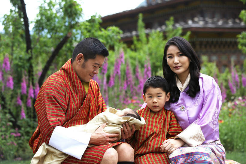Król Jigme Khesar Namgyel Wangchuck i jego żona, królowa Jetsun Pema z dziećmi, 2020 rok