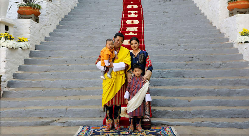 Król Jigme Khesar Namgyel Wangchuck i jego żona, królowa Jetsun Pema z dziećmi, 2021 rok