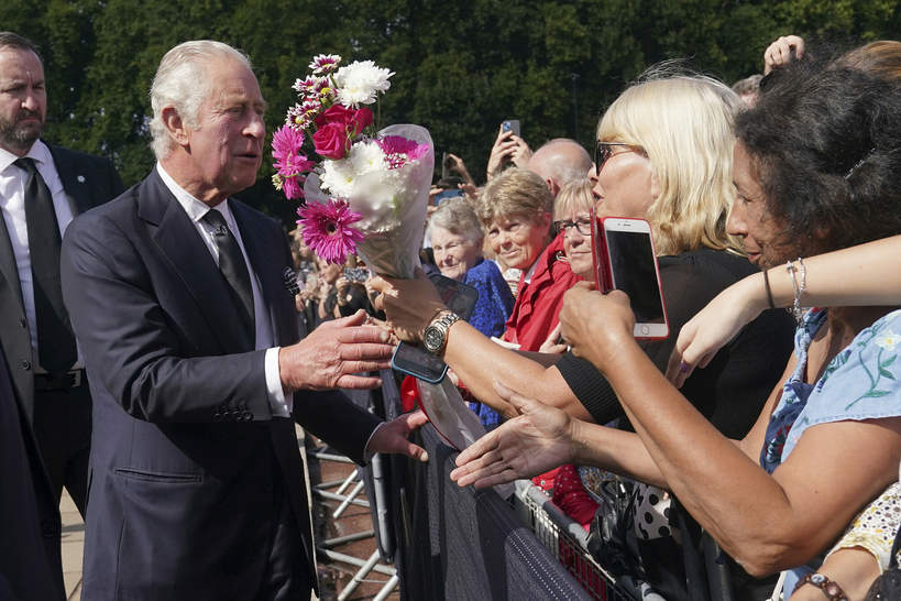 Król Karol pozdrawia tłumy przed pałacem Buckingham, 2022