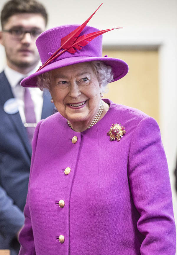 Królowa Elżbieta II biżuteria