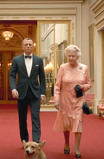 Królowa Elżbieta II i Daniel Craig, James Bond z psami rasy corgi, psy królowej, pies królowej