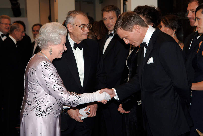 Królowa Elżbieta II i Daniel Craig, królowa Elżbieta II i James Bond