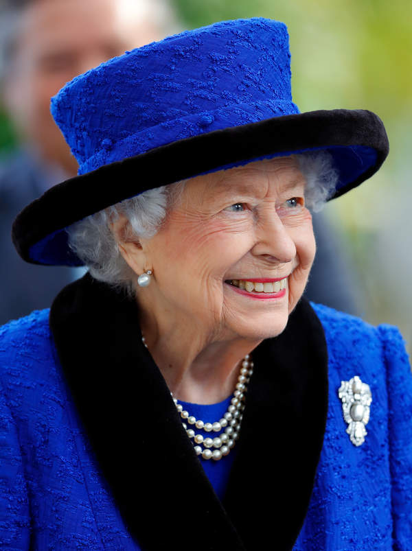królowa Elżbieta II kapelusze