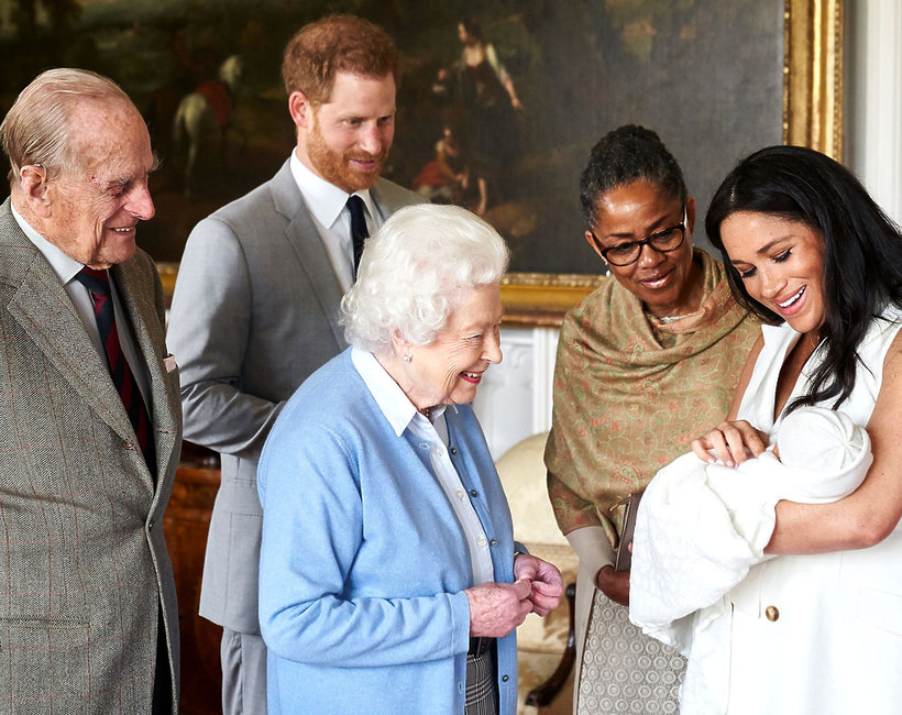królowa Elżbieta II ogląda wnuka, księżna Meghan, jej mama i książę Harry