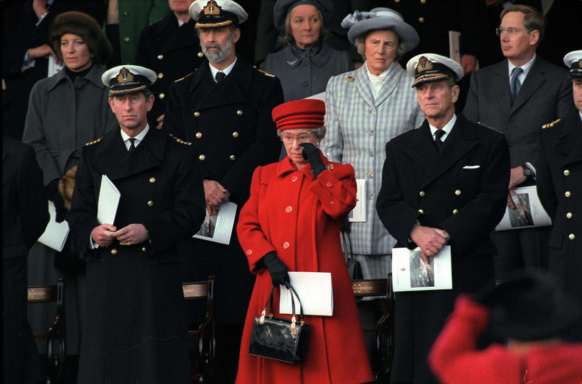Królowa Elżbieta II płacze