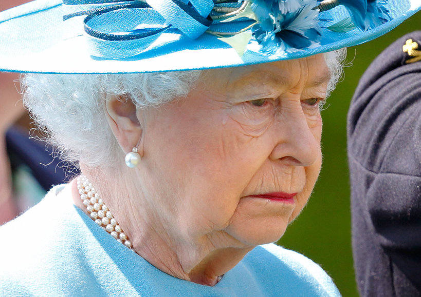 Królowa Elżbieta II płacze
