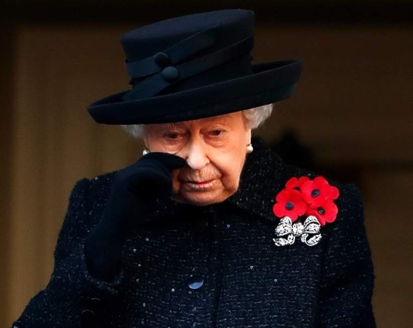 królowa Elżbieta II płacze