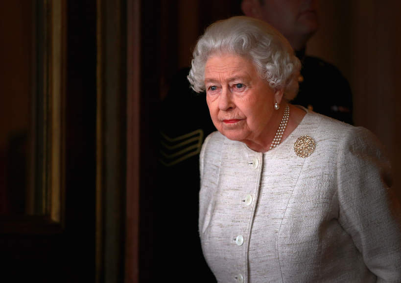 Królowa Elżbieta II smutna