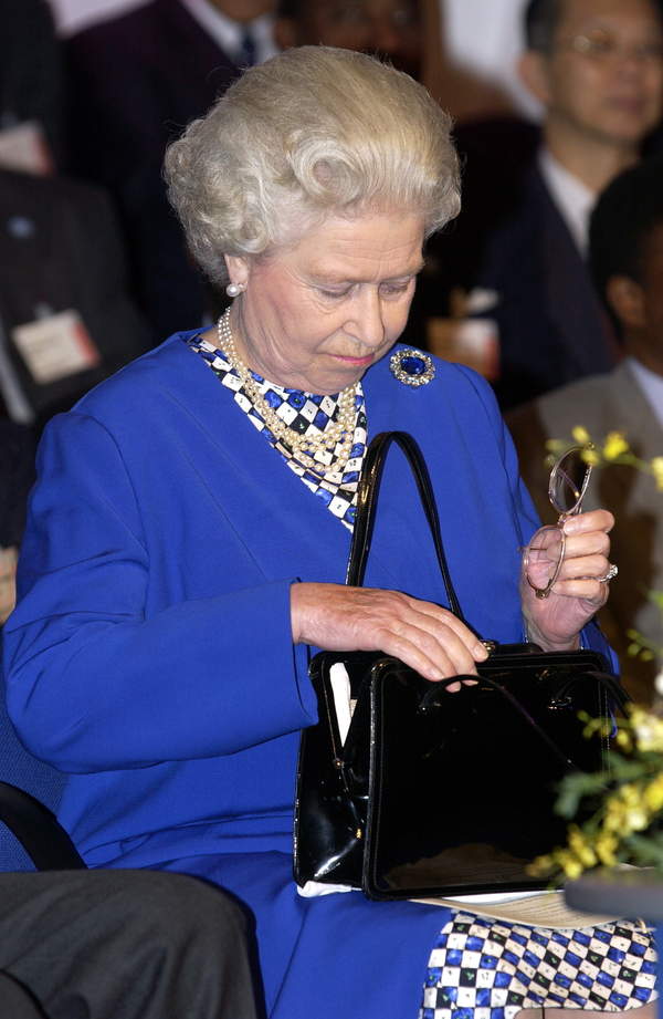 Królowa Elżbieta II torebki