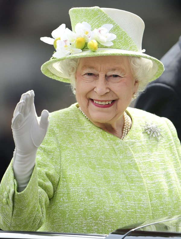 Królowa Elżbieta II w zielonym kapeluszu