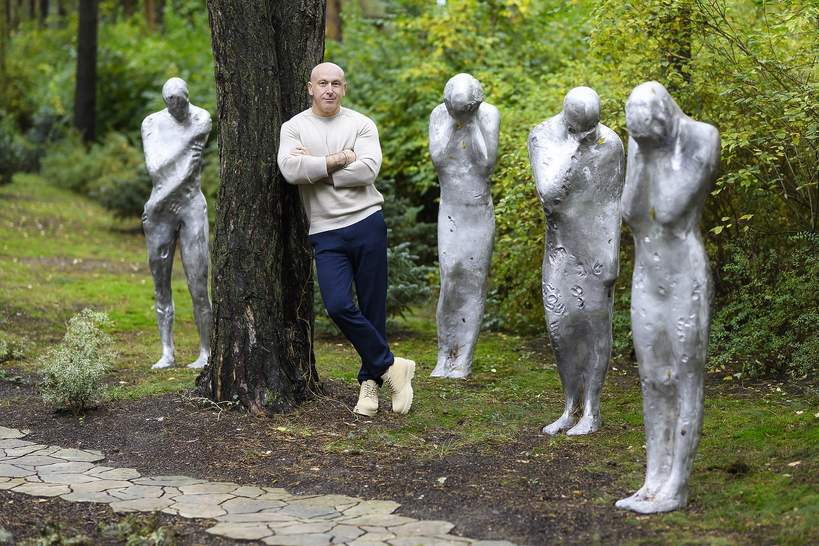 Krzysztof Miruć i jego ulubione rzeźby w ogrodzie