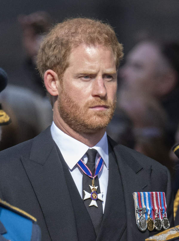 Książę Harry, Trumna z ciałem królowej Elżbiety II przybyła do Pałacu Westminsterskiego