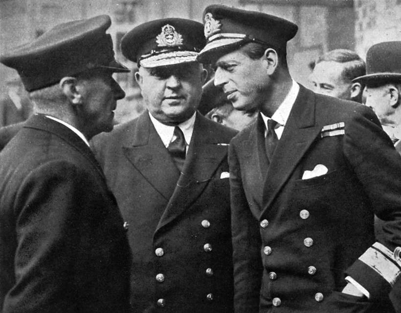 Książę Jerzy zwiedza stocznie marynarki wojennej obecności kontradmirała Wellwooda Maxwella., 1939 rok