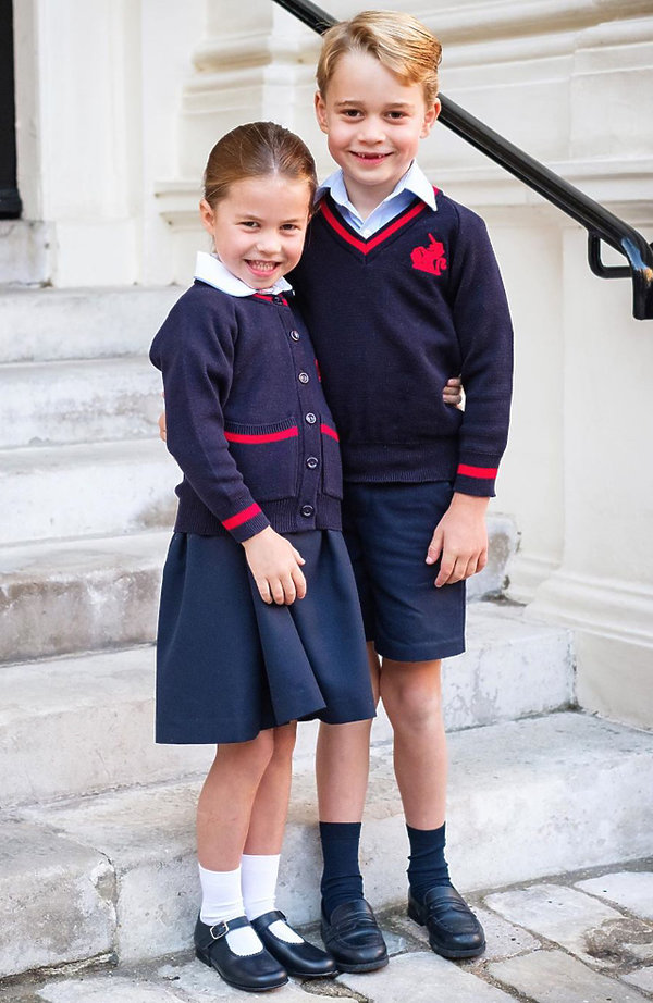 książę George i księżniczka Charlotte, oficjalne zdjęcia brytyjskiej rodziny królewskiej