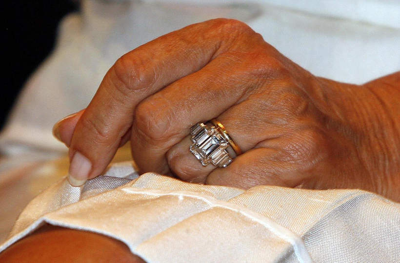 księżna Camilla pierścionek zaręczynowy
