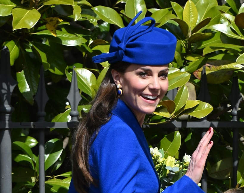 Księżna Kate na niebiesko i z czerwonymi paznokciami
