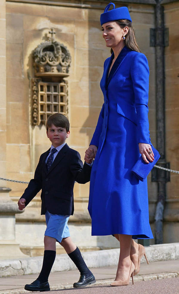 Księżna Kate na niebiesko i z czerwonymi paznokciami