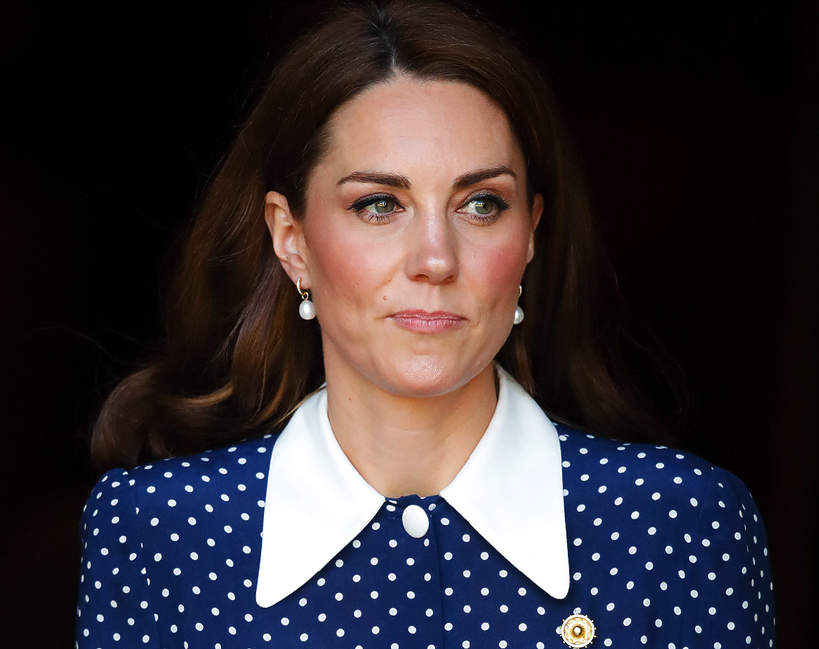 Księżna Kate w bluzce z kołnierzykiem