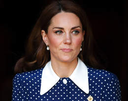 Księżna Kate zachwyciła w bluzce z kołnierzykiem. Ten fason będzie hitem na wiosnę 2021