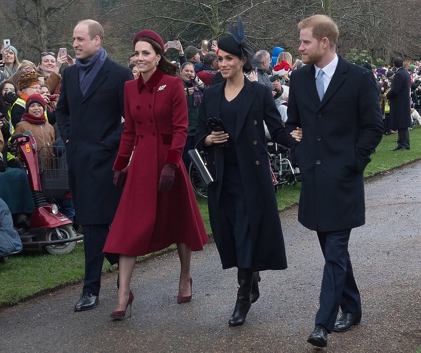 księżna Kate z księciem Williamem i księżna Meghan z księciem Harrym